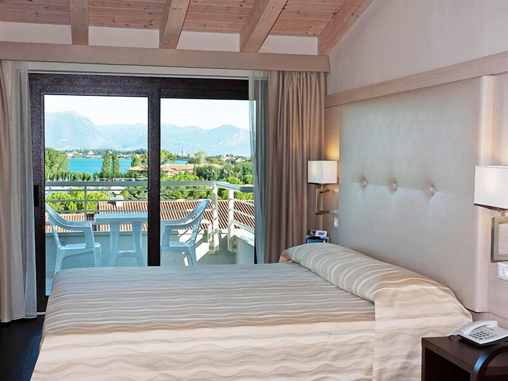Hotel Porto Azzurro Σιρμιόνε Εξωτερικό φωτογραφία