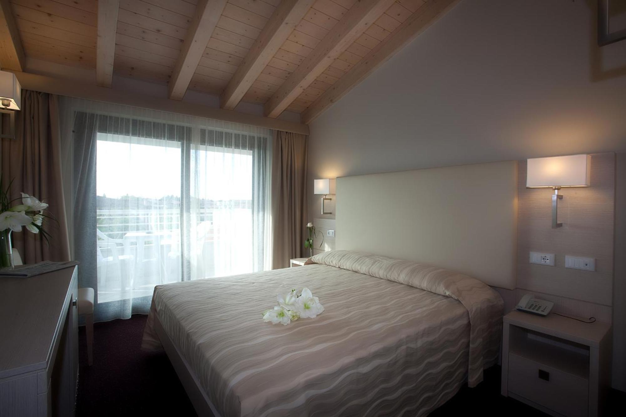 Hotel Porto Azzurro Σιρμιόνε Εξωτερικό φωτογραφία