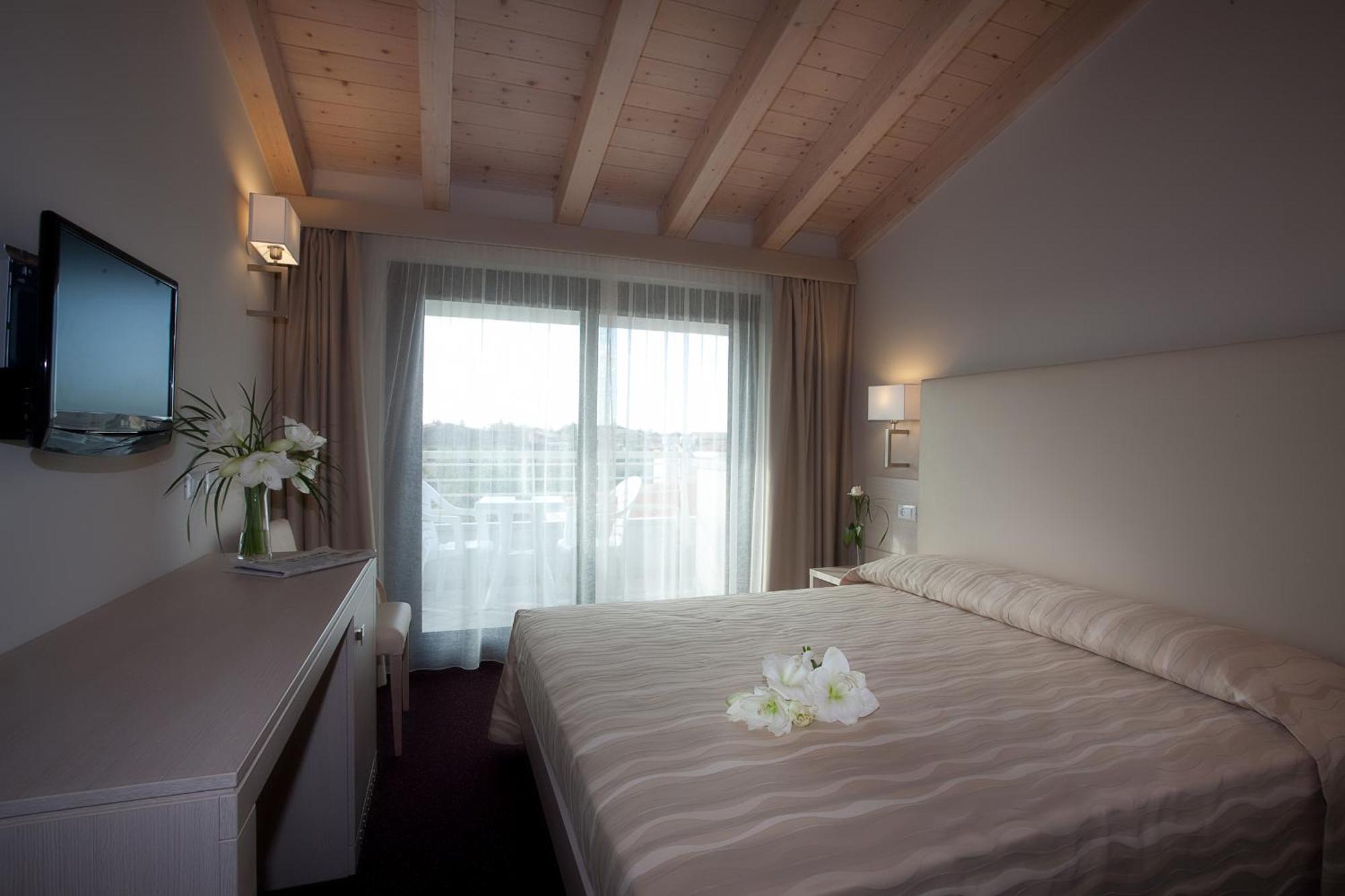 Hotel Porto Azzurro Σιρμιόνε Εξωτερικό φωτογραφία